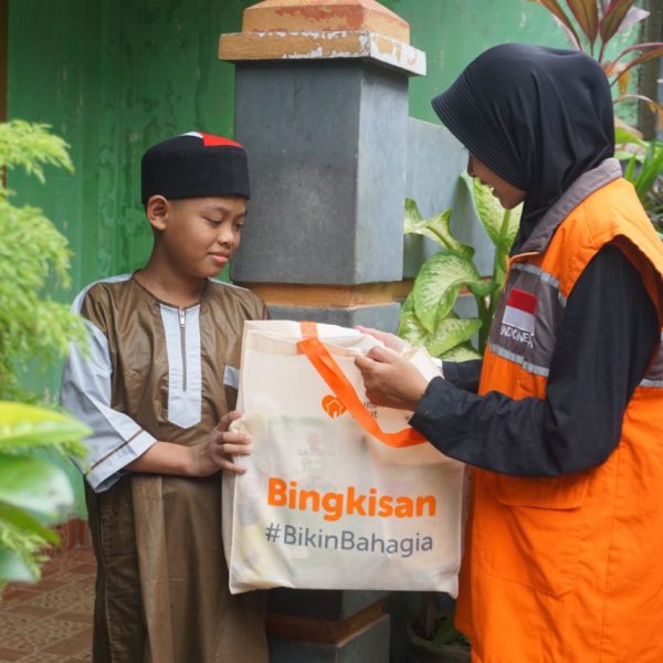 Rumah Zakat Makassar salurkan 40 paket Kado Lebaran Yatim untuk anak dhuafa di Galangan Kapal jelang Idulfitri.