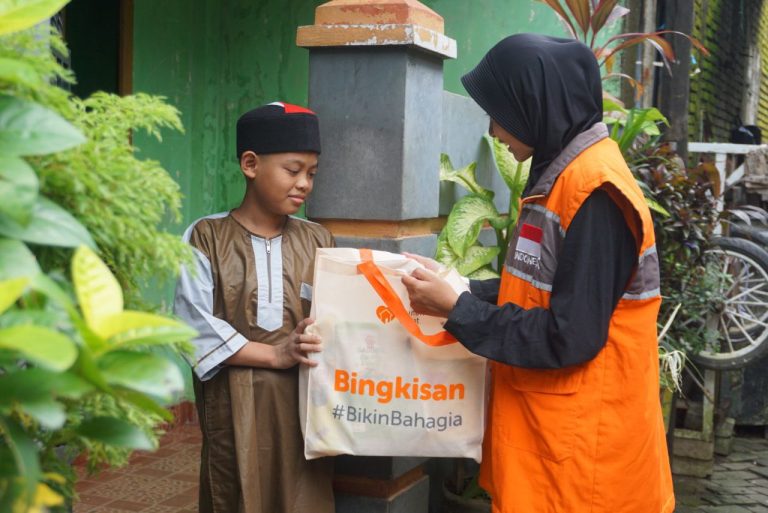 Bahagiakan Anak Yatim, Rumah Zakat Salurkan Kado Lebaran Yatim di Galangan Kapal Makassar
