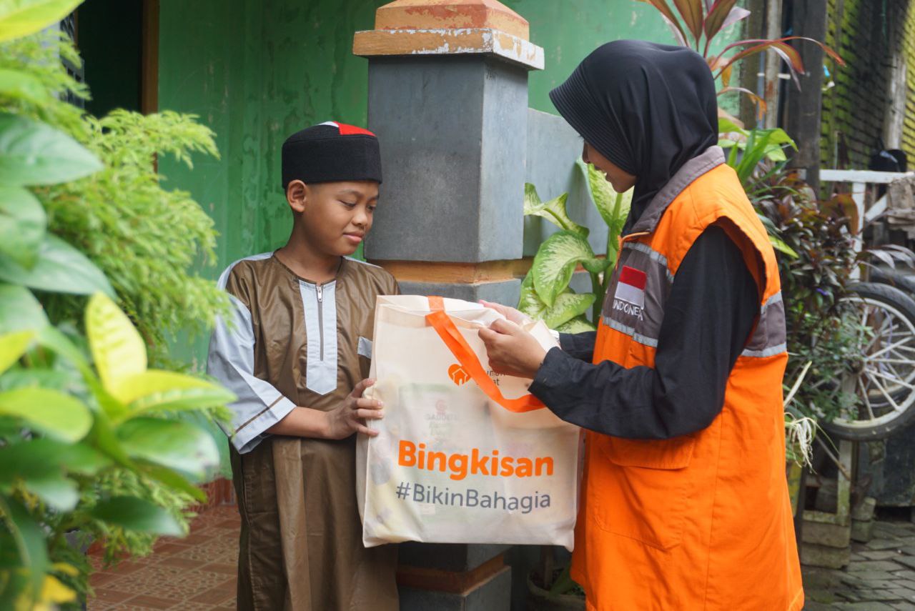 Rumah Zakat Makassar salurkan 40 paket Kado Lebaran Yatim untuk anak dhuafa di Galangan Kapal jelang Idulfitri.