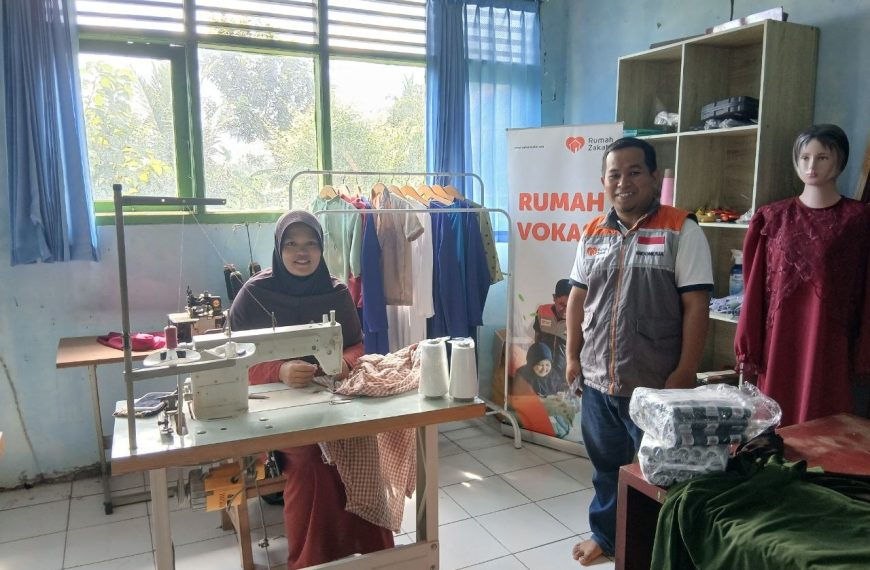 Rumah Zakat gelar pelatihan menjahit di Rumah Vokasi Serang untuk tingkatkan keterampilan warga jelang Lebaran.