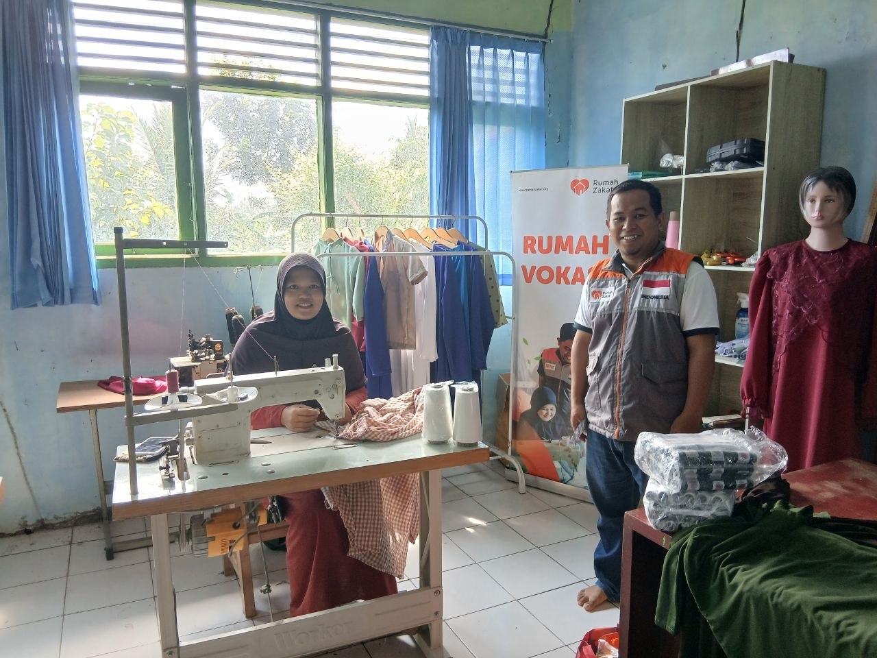Rumah Zakat gelar pelatihan menjahit di Rumah Vokasi Serang untuk tingkatkan keterampilan warga jelang Lebaran.
