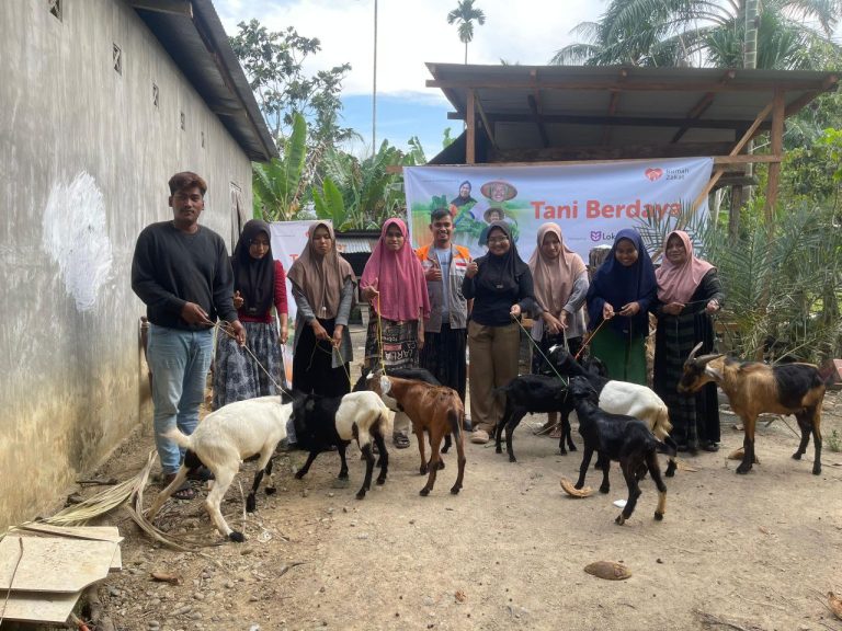 Tingkatkan Ekonomi Warga, Rumah Zakat Salurkan Modal Ternak Kambing untuk Petani di Desa Matang Neuheun