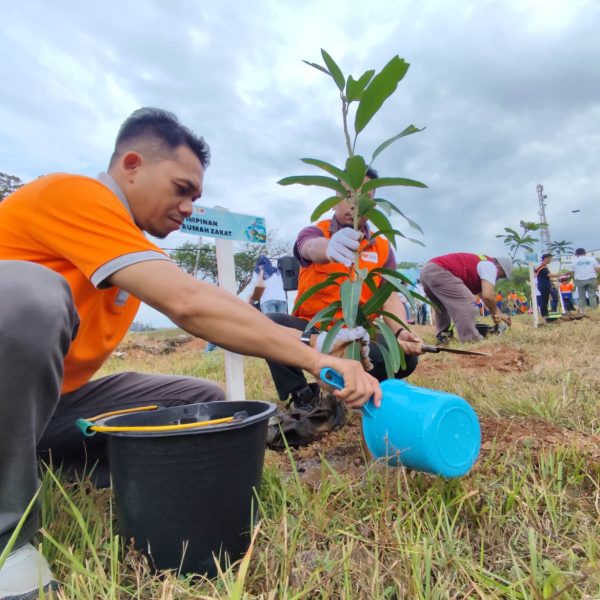 Tanam pohon Rumah Zakat di Aceh pada HKBN 2026 menanam 1.621 bibit sebagai upaya mitigasi bencana dan menjaga lingkungan berkelanjutan.