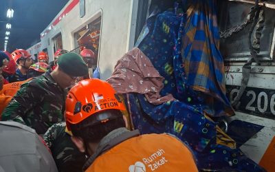 Relawan Rumah Zakat Bantu Evakuasi Korban Kecelakaan KRL Bekasi