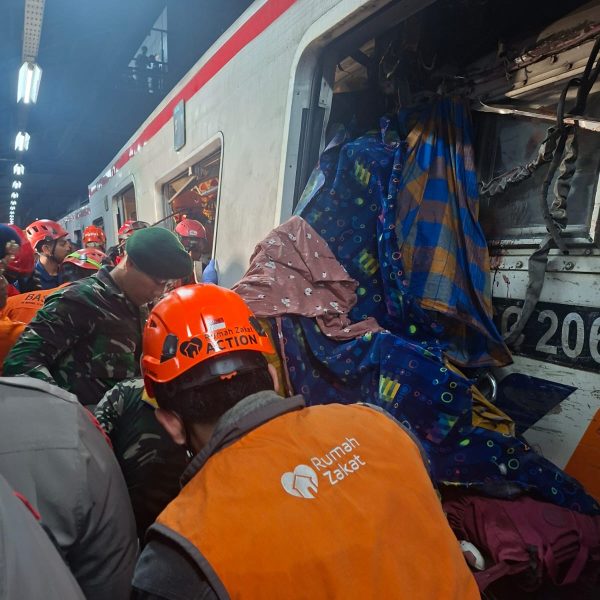Evakuasi korban kecelakaan KRL di Bekasi dilakukan Relawan Rumah Zakat dengan membantu pertolongan pertama dan asesmen kebutuhan korban.