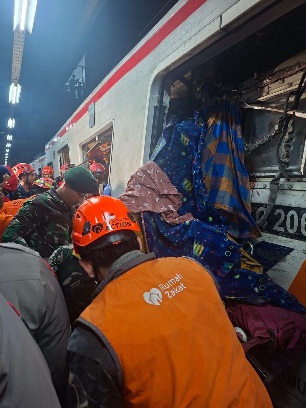 Evakuasi korban kecelakaan KRL di Bekasi dilakukan Relawan Rumah Zakat dengan membantu pertolongan pertama dan asesmen kebutuhan korban.