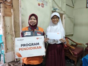 Rumah Zakat salurkan bantuan pendidikan untuk tiga siswa SD di Bandar Lampung guna dukung semangat belajar anak.
