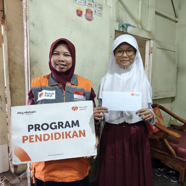 Rumah Zakat salurkan bantuan pendidikan untuk tiga siswa SD di Bandar Lampung guna dukung semangat belajar anak.