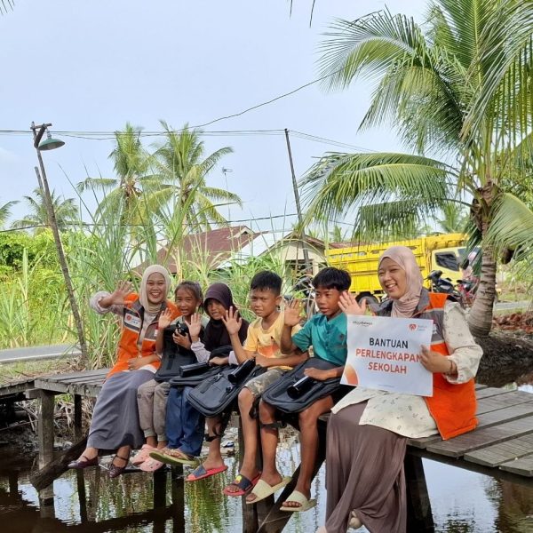 Bantuan tas sekolah Rumah Zakat Segedong bantu anak dhuafa lebih semangat belajar dan percaya diri ke sekolah.