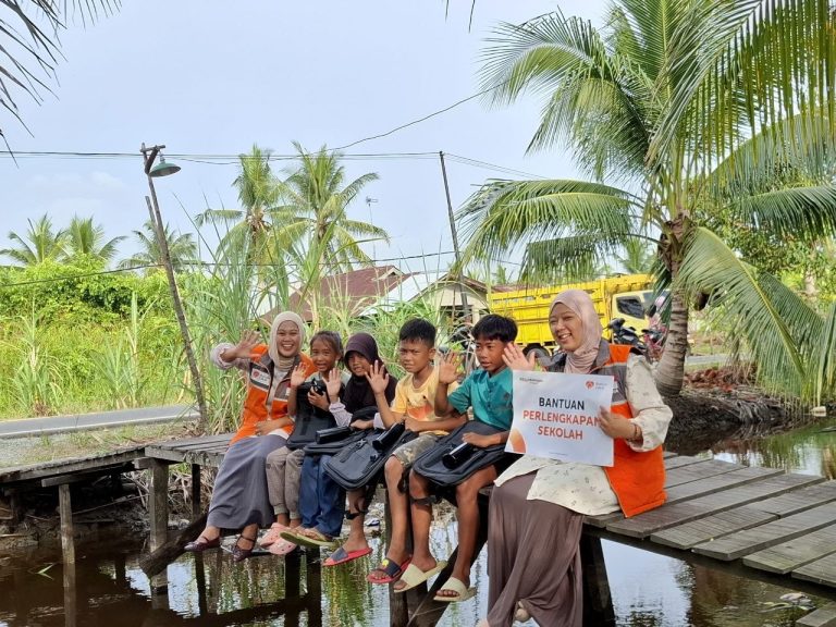 Tumbuhkan Semangat Belajar, Rumah Zakat Salurkan Tas Sekolah untuk Anak Dhuafa di Segedong