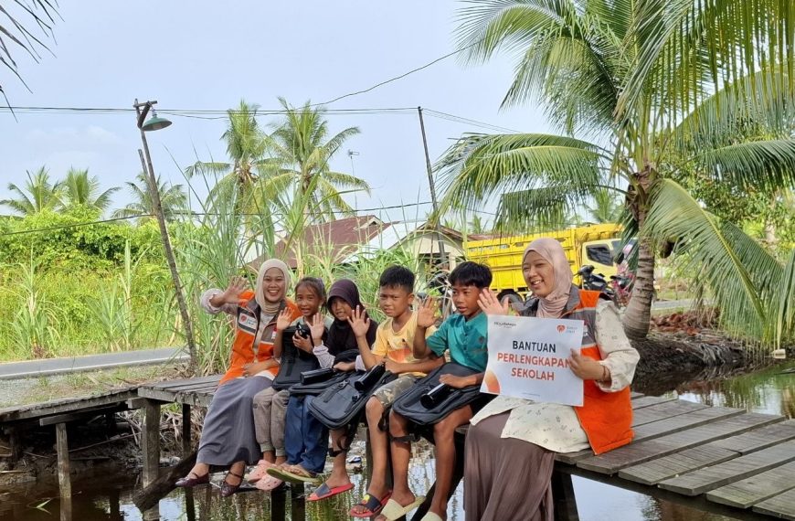 Bantuan tas sekolah Rumah Zakat Segedong bantu anak dhuafa lebih semangat belajar dan percaya diri ke sekolah.