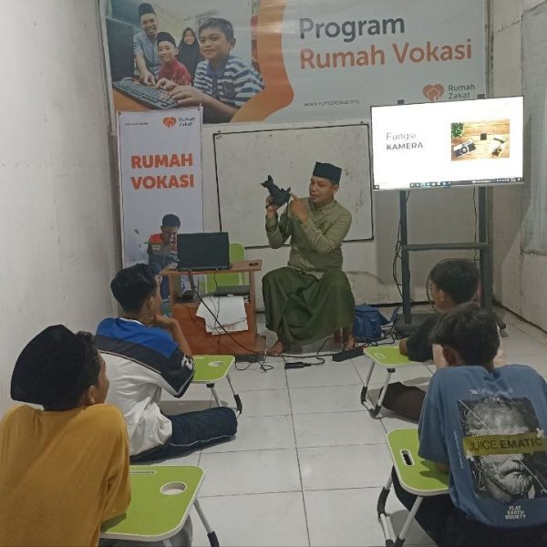 Pelatihan fotografi Rumah Zakat Lombok Timur bantu remaja kuasai teknik dasar kamera dan tingkatkan kreativitas.