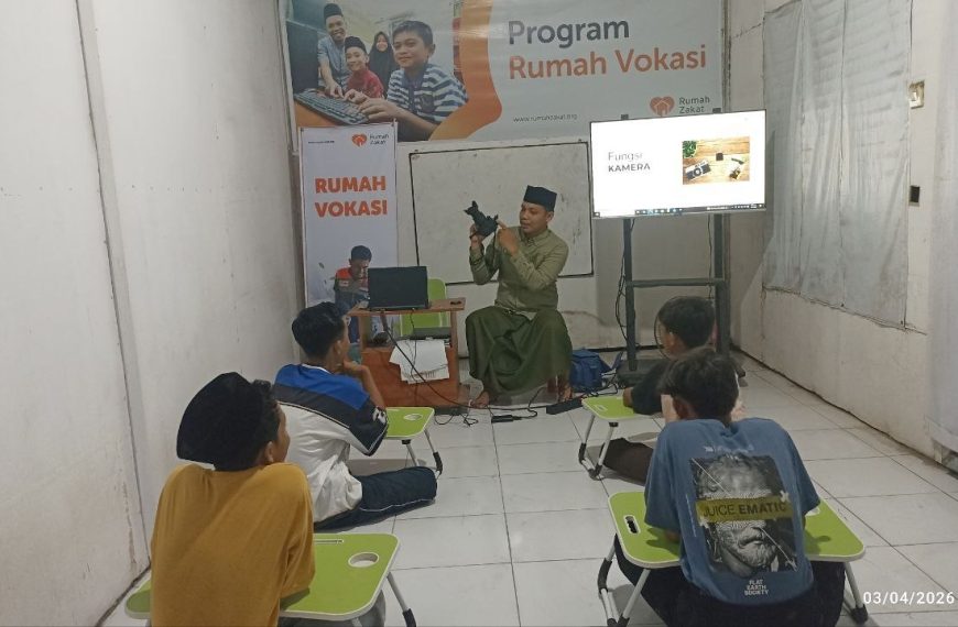 Pelatihan fotografi Rumah Zakat Lombok Timur bantu remaja kuasai teknik dasar kamera dan tingkatkan kreativitas.
