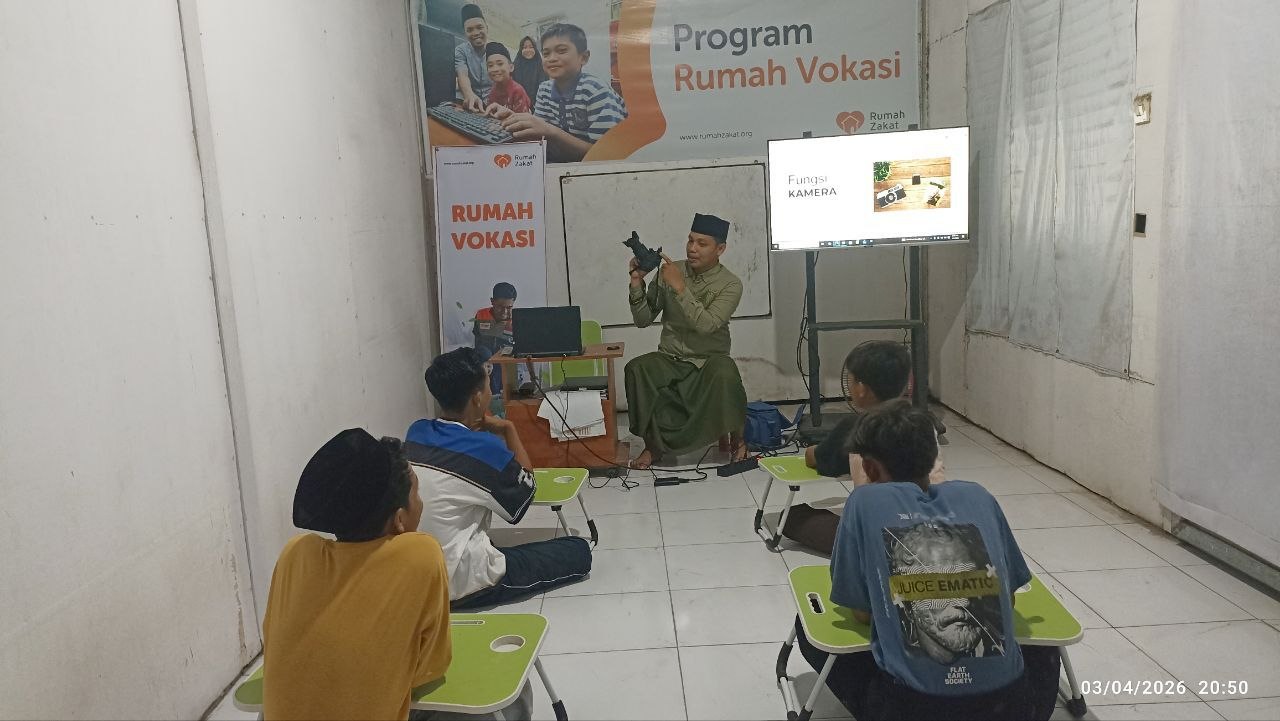 Pelatihan fotografi Rumah Zakat Lombok Timur bantu remaja kuasai teknik dasar kamera dan tingkatkan kreativitas.
