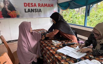 Tingkatkan Kesehatan Lansia, Rumah Zakat Samarinda Dukung Posyandu dengan Edukasi Rematik dan Senam