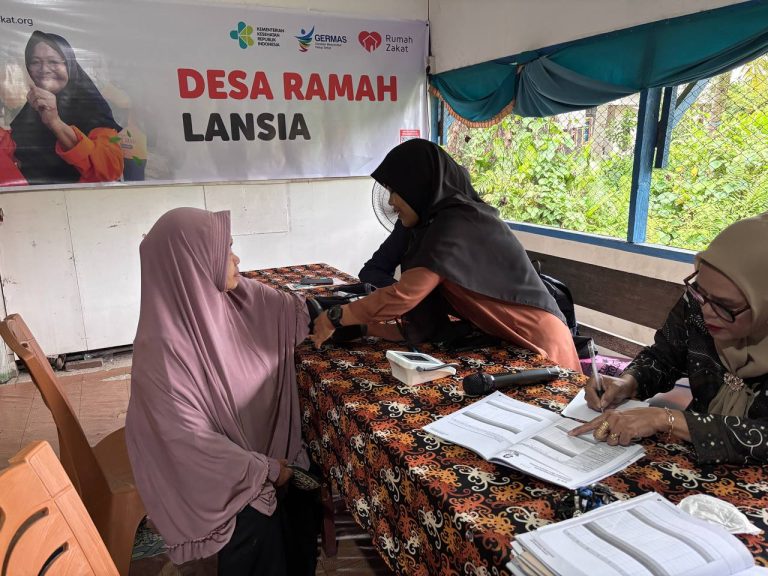 Tingkatkan Kesehatan Lansia, Rumah Zakat Samarinda Dukung Posyandu dengan Edukasi Rematik dan Senam