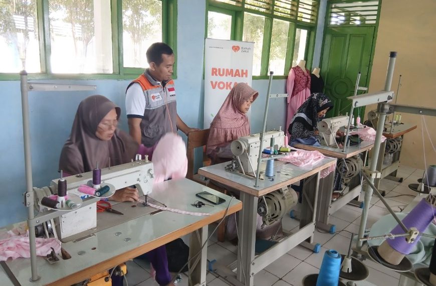 Pelatihan menjahit Rumah Zakat di Serang membantu peserta meningkatkan keterampilan dan mendorong kemandirian ekonomi keluarga melalui program Rumah Vokasi.