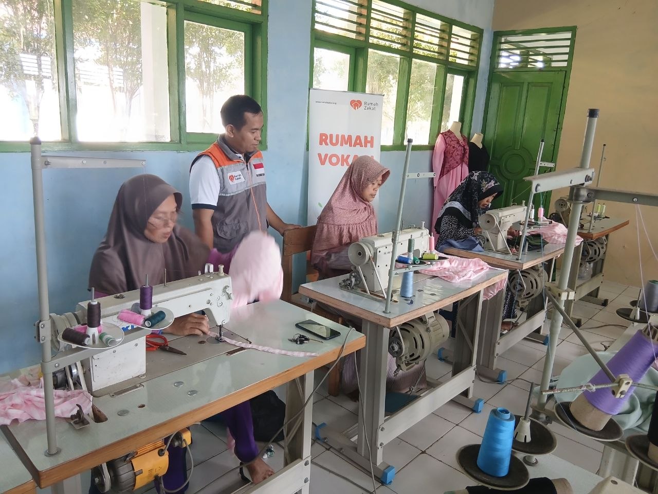 Pelatihan menjahit Rumah Zakat di Serang membantu peserta meningkatkan keterampilan dan mendorong kemandirian ekonomi keluarga melalui program Rumah Vokasi.