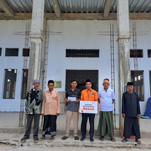 Program Infrastruktur Masjid Tanara dari Rumah Zakat menyalurkan bantuan material bangunan untuk mendukung pembangunan masjid dan kenyamanan ibadah masyarakat.