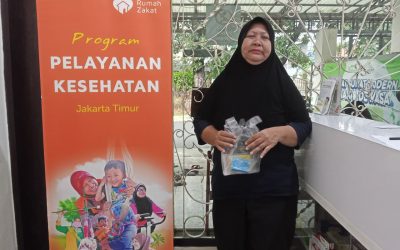 Layanan Kesehatan Rumah Zakat Bantu Ibu Tati di Cipinang Muara Tetap Sehat di Tengah Aktivitas Berat