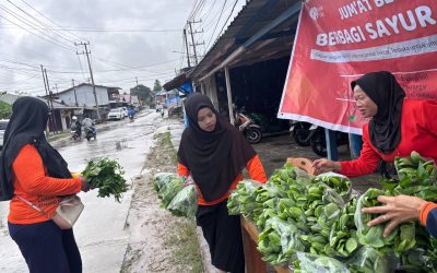 Rumah Zakat Samarinda Bagikan Pakcoy Hidroponik dalam Program Jumat Berkah untuk Warga