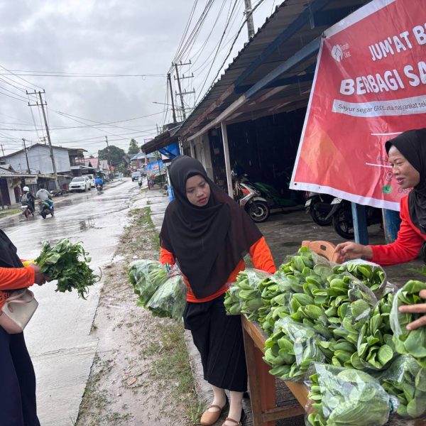 Rumah Zakat Samarinda membagikan pakcoy hidroponik gratis dalam program Jumat Berkah untuk mendukung gizi dan kesehatan masyarakat.