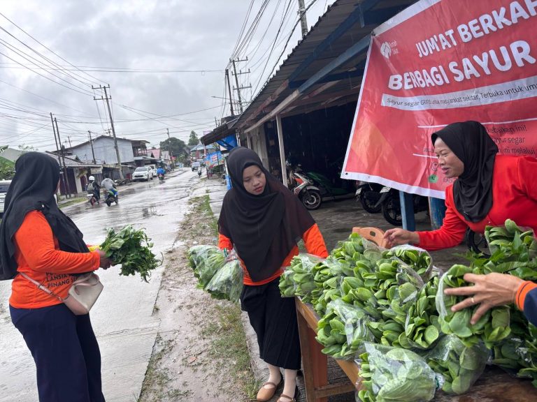 Rumah Zakat Samarinda Bagikan Pakcoy Hidroponik dalam Program Jumat Berkah untuk Warga