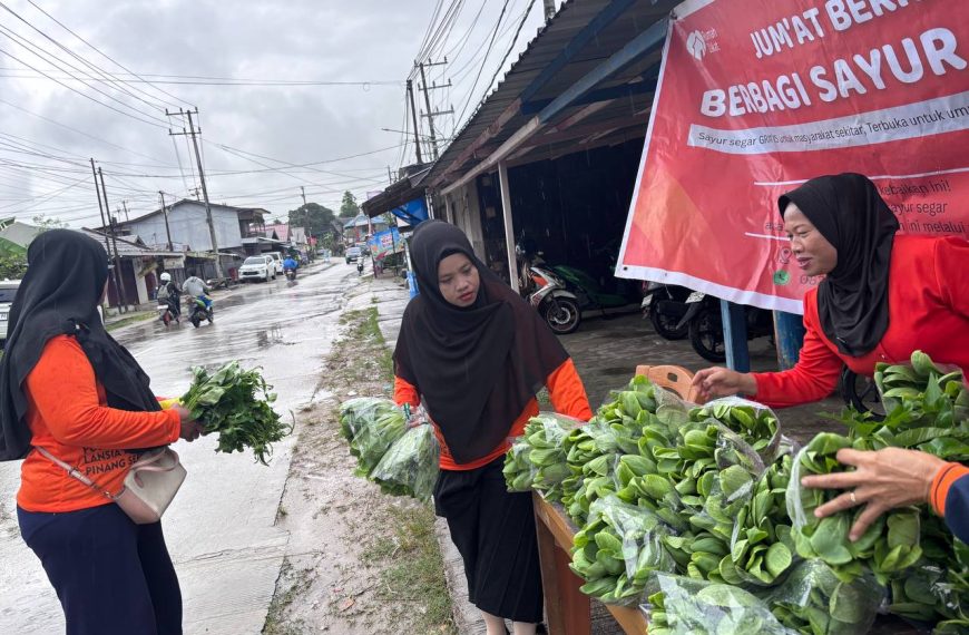Rumah Zakat Samarinda membagikan pakcoy hidroponik gratis dalam program Jumat Berkah untuk mendukung gizi dan kesehatan masyarakat.