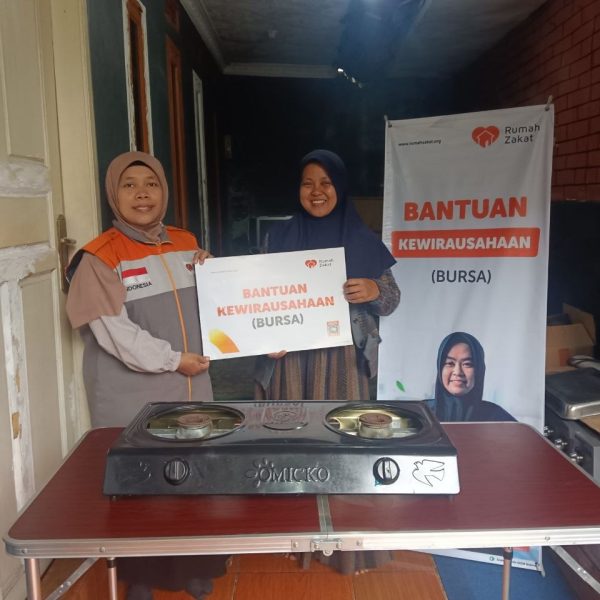 Program BURSA Rumah Zakat membantu usaha Teh Anisa di Rancakasumba Bandung melalui bantuan modal, sehingga meningkatkan produktivitas dan peluang pendapatan.