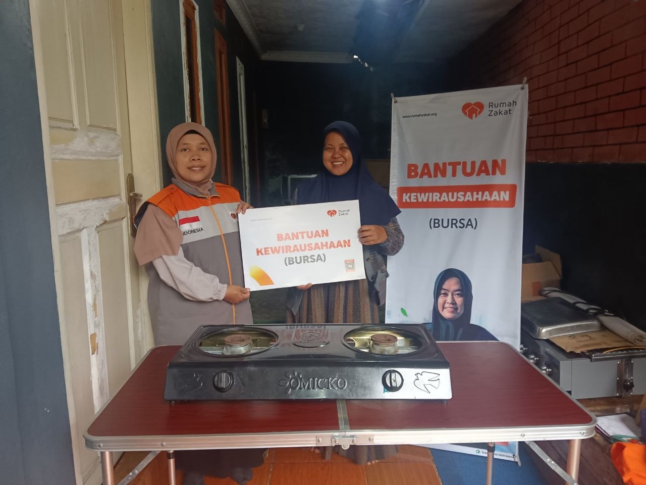 Program BURSA Rumah Zakat membantu usaha Teh Anisa di Rancakasumba Bandung melalui bantuan modal, sehingga meningkatkan produktivitas dan peluang pendapatan.