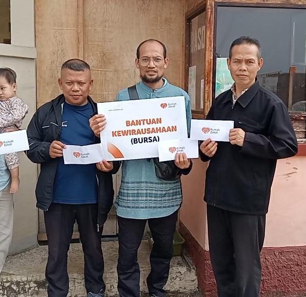 Bantuan kewirausahaan Rumah Zakat membantu UMKM Padasuka bangkit dari keterbatasan melalui dukungan modal usaha dan pemberdayaan berkelanjutan.