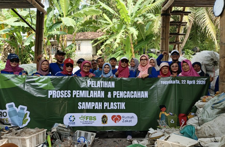 Rumah Zakat menggelar pelatihan sampah plastik bagi bank sampah Giwang Bersih untuk meningkatkan pengelolaan dan nilai ekonomi limbah.