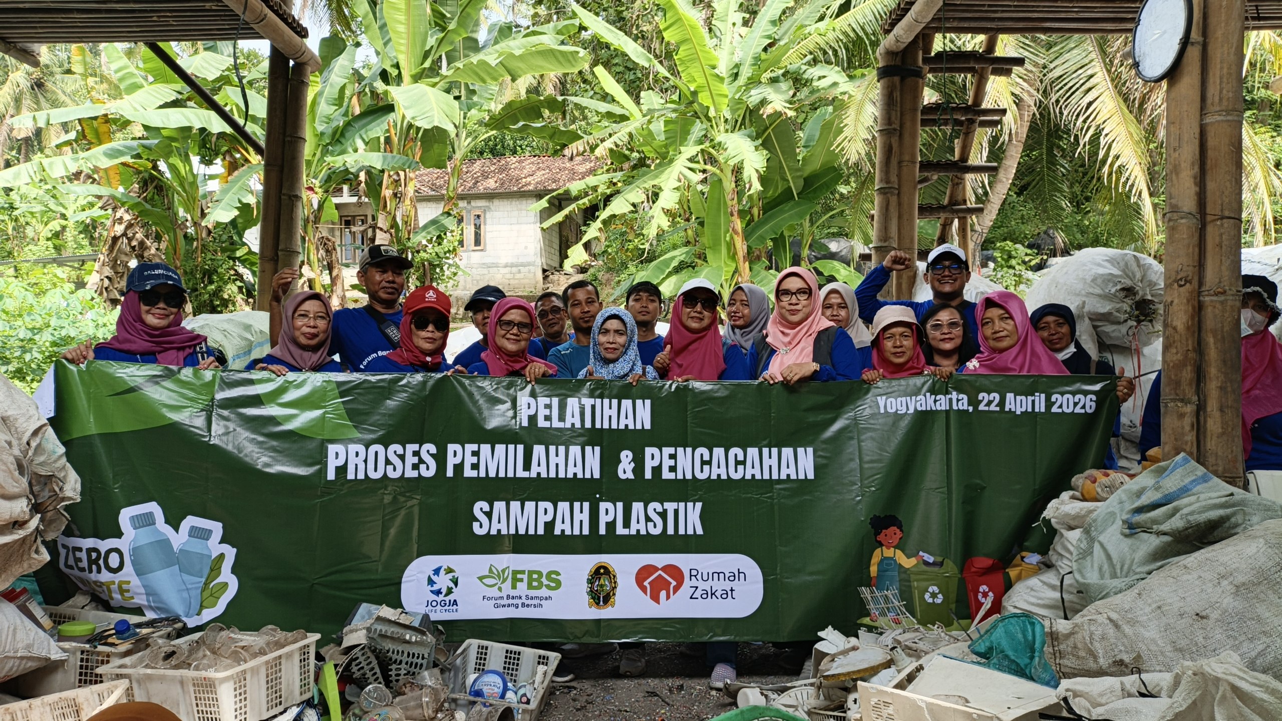Rumah Zakat menggelar pelatihan sampah plastik bagi bank sampah Giwang Bersih untuk meningkatkan pengelolaan dan nilai ekonomi limbah.