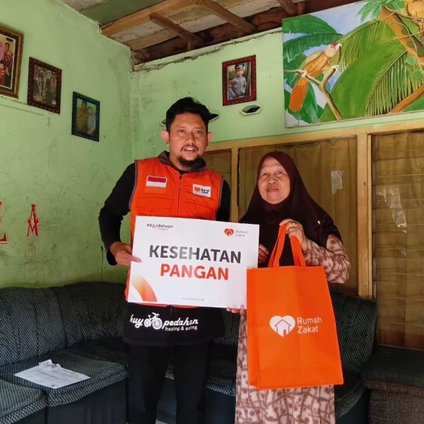 Rumah Zakat menyalurkan sembako lansia dhuafa di Malang untuk membantu kebutuhan harian dan meringankan beban ekonomi penerima manfaat.