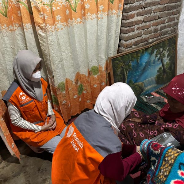 Homecare lansia Rumah Zakat hadir di Malang memberikan layanan kesehatan langsung ke rumah bagi lansia dengan keterbatasan akses medis.