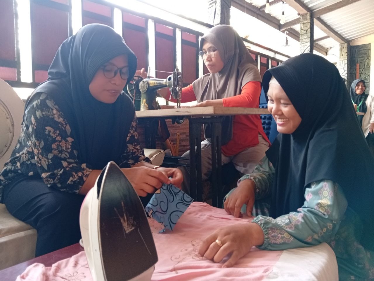 Kelas menjahit Rumah Zakat di Jogoprayan hadir sebagai wadah pemberdayaan ibu-ibu untuk meningkatkan keterampilan dan membuka peluang usaha mandiri.