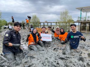 Penanaman mangrove di Sungai Kupah dilakukan Relawan Rumah Zakat dengan menanam 2.000 bibit untuk mencegah abrasi dan menjaga lingkungan pesisir.