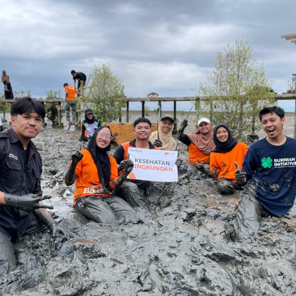 Penanaman mangrove di Sungai Kupah dilakukan Relawan Rumah Zakat dengan menanam 2.000 bibit untuk mencegah abrasi dan menjaga lingkungan pesisir.
