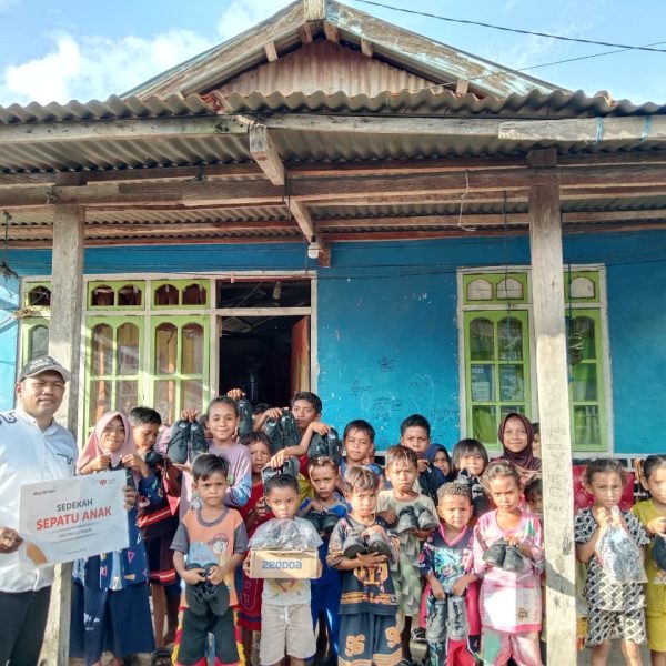 Sepatu pelajar Nangahale disalurkan Rumah Zakat untuk 38 siswa di NTT, membantu semangat sekolah dan meringankan beban orang tua.