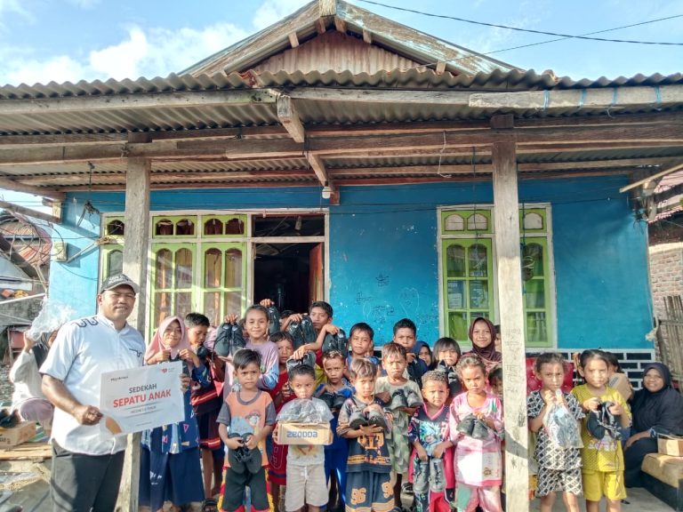 Rumah Zakat Salurkan Sepatu untuk Pelajar Nangahale