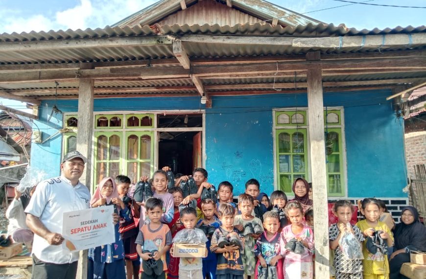 Sepatu pelajar Nangahale disalurkan Rumah Zakat untuk 38 siswa di NTT, membantu semangat sekolah dan meringankan beban orang tua.