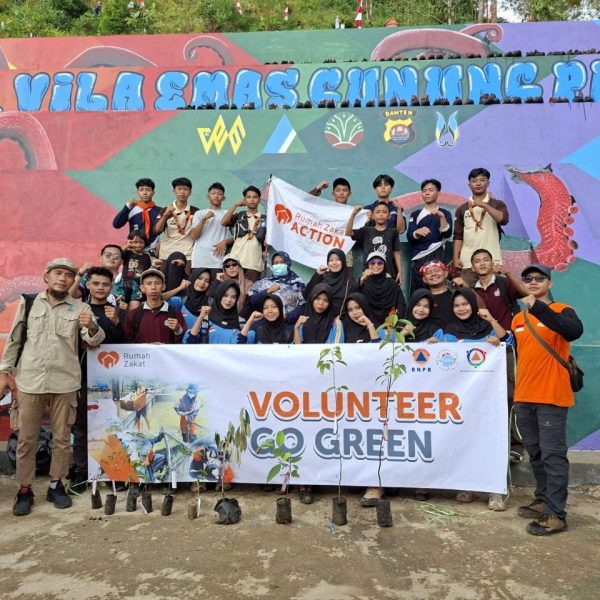 Rumah Zakat tanam pohon di Gunung Pulosari bersama relawan dan komunitas untuk jaga lingkungan dan cegah kerusakan hutan.