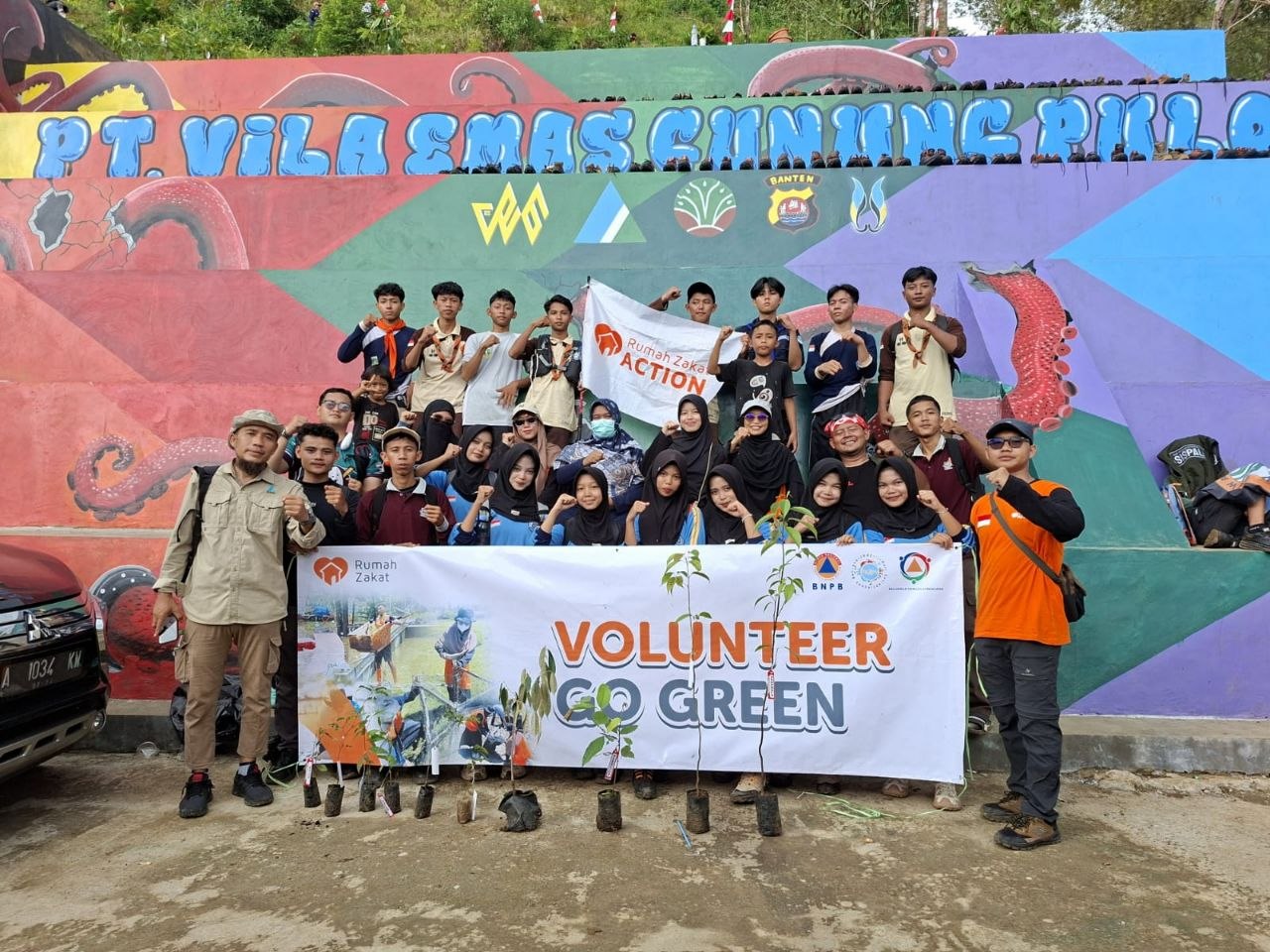 Rumah Zakat tanam pohon di Gunung Pulosari bersama relawan dan komunitas untuk jaga lingkungan dan cegah kerusakan hutan.