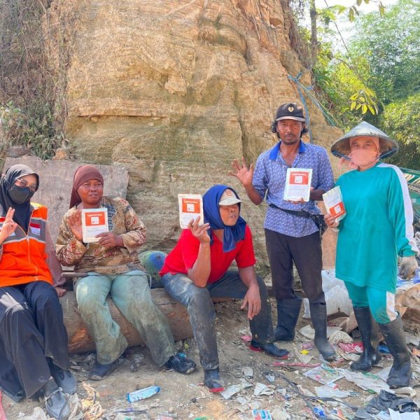 Superqurban Rumah Zakat disalurkan kepada pemulung dan warga sekitar TPA Kopiluhur Cirebon melalui ekspedisi kemanusiaan dan layanan kesehatan.