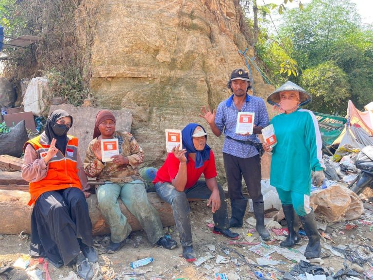 Rumah Zakat Salurkan Superqurban untuk Pemulung di TPA Kopiluhur