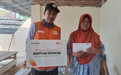 Rumah Zakat Salurkan Bantuan Ekonomi untuk Pemulung Lansia di Cilegon