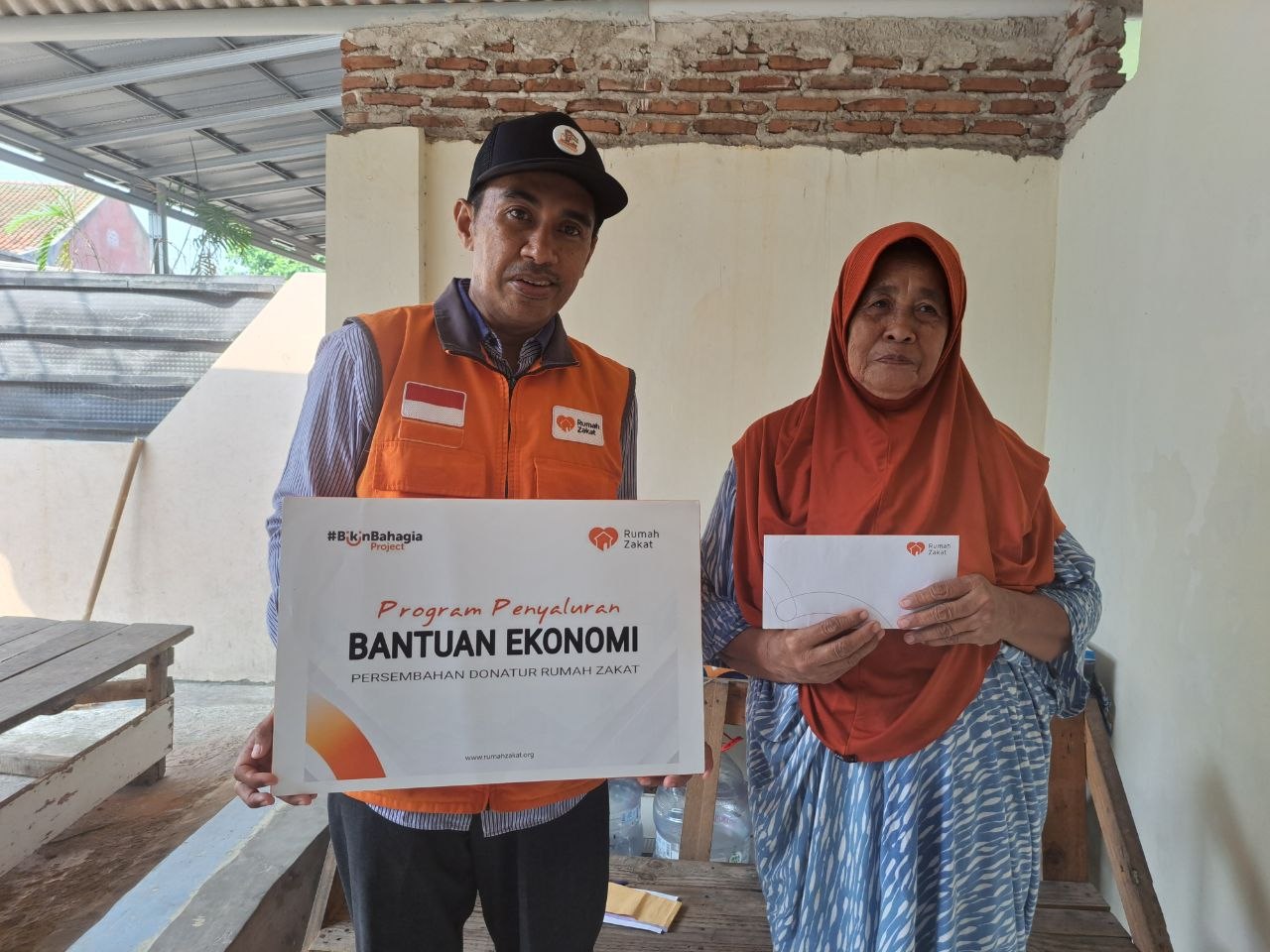 photo_2026-05-12_16-25-58 Bantuan ekonomi Rumah Zakat disalurkan kepada pemulung lansia di Cilegon untuk membantu kebutuhan hidup bersama cucunya di tengah keterbatasan.