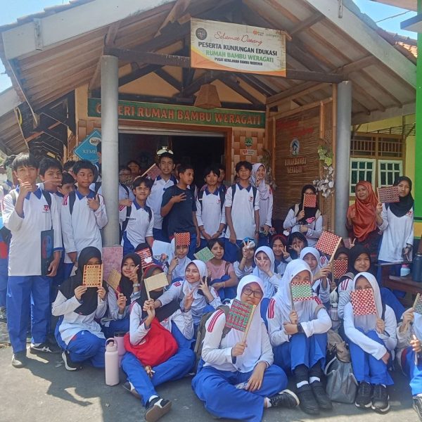 Rumah Bambu Weragati di Majalengka menjadi destinasi wisata edukasi favorit dengan pembelajaran inovasi, budaya, dan kreativitas bambu.