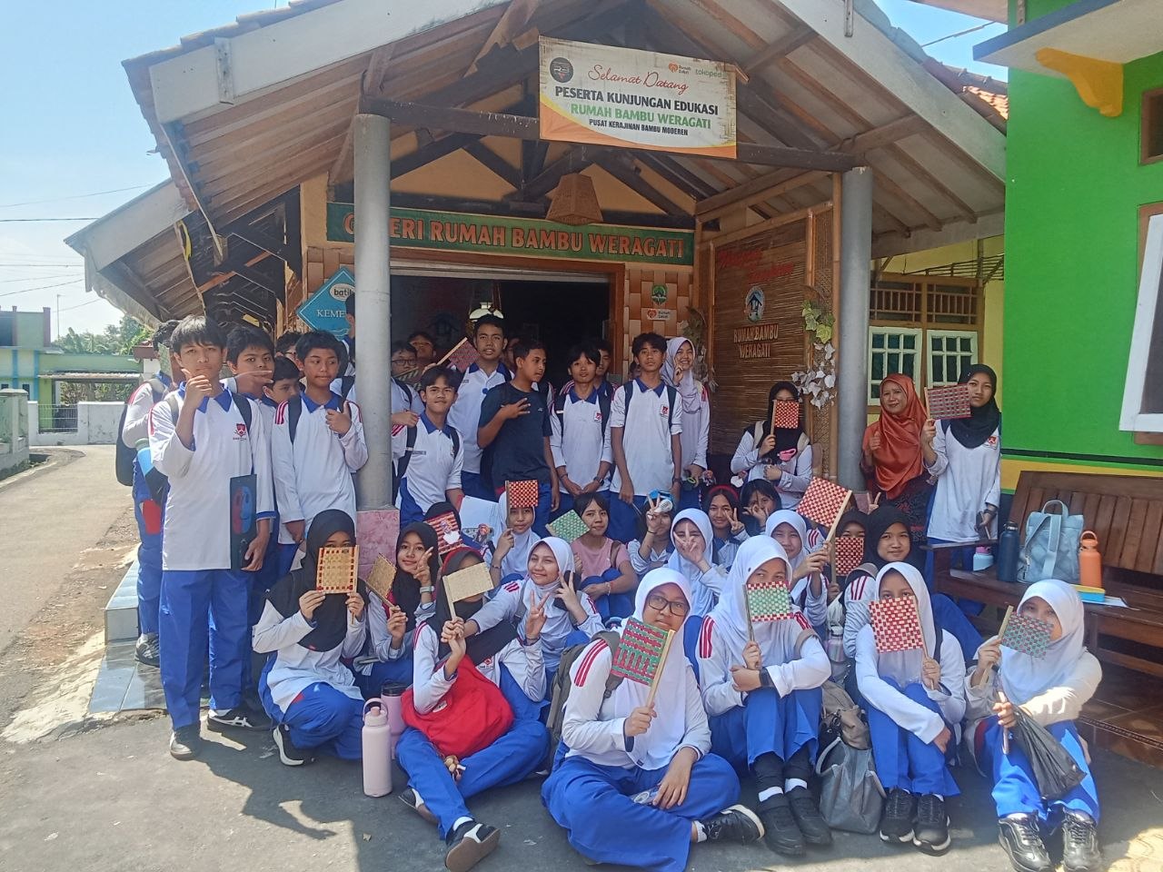 Rumah Bambu Weragati di Majalengka menjadi destinasi wisata edukasi favorit dengan pembelajaran inovasi, budaya, dan kreativitas bambu.
