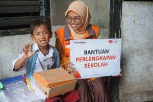 Rumah Zakat menyalurkan bantuan perlengkapan sekolah untuk 12 anak di Makassar, termasuk Syahrul yang empat bulan bersekolah menggunakan sandal.